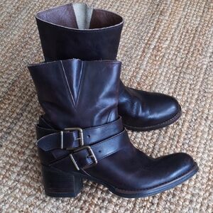 Yosh Collection buckled leather ankle boots